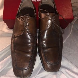 Square toe, Oxford brown men’s shoes.